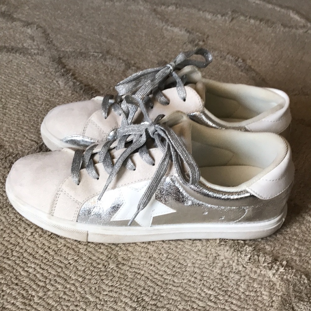 Size 9 silver metallic party women’s fashion star sneakers